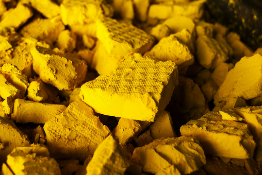 Yellowcake, de basis voor splijtstof voor kernreactoren of voor gebruik in een bom.