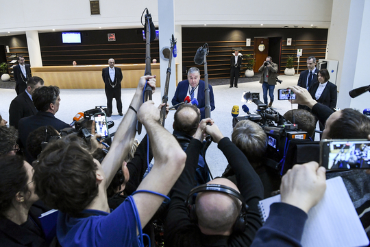 Marc Tarabella (PS) wordt omringd door de pers bij de start van de zitting in het Europees Parlement die over het opheffen van zijn parlementaire onschendbaarheid moest oordelen in februari 2023.