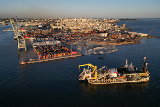 Luchtfoto van de Terminal Cuenca del Plata in de haven van Montevideo die Katoen Natie sinds 2001 uitbaat.