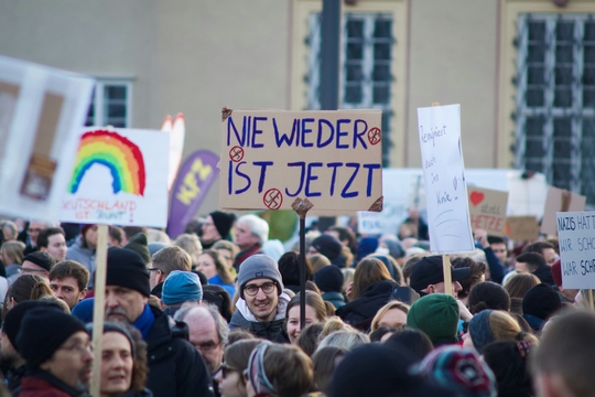 Een menigte in de straten van de Duitse stad Marburg protesteert tegen extreemrechts, op een van de plakkaten staat 'Nie wieder is jetzt'