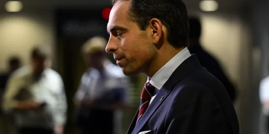Tom Van Grieken doet zijn ogen dicht op verkiezingsavond 9 juni 2024.