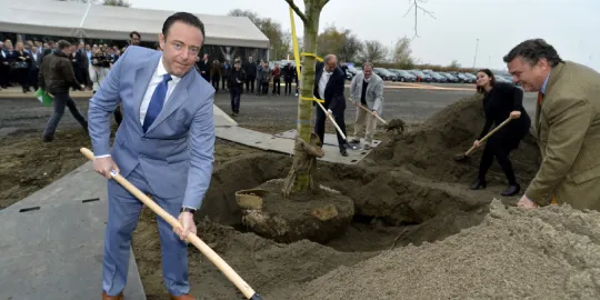 Bart De Wever plant eerste boom op Nieuw-Zuid