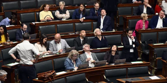 Kamerleden tijdens een plenaire vergadering van de Kamer in het parlement.