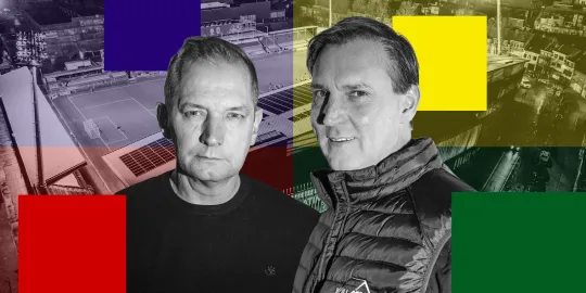 KVDO voorzitter Frederik Willaert en ondervoorzitter Karl Vannieuwkerke, met een voetbalveld op de achtergrond en kleurvlakken in de kleuren van hun logo