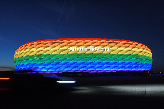 De Allianz Arena in regenboogkleuren in 2016 naar aanleiding van Christopher Street Day, een jaarlijks LGBTQ+-evenement