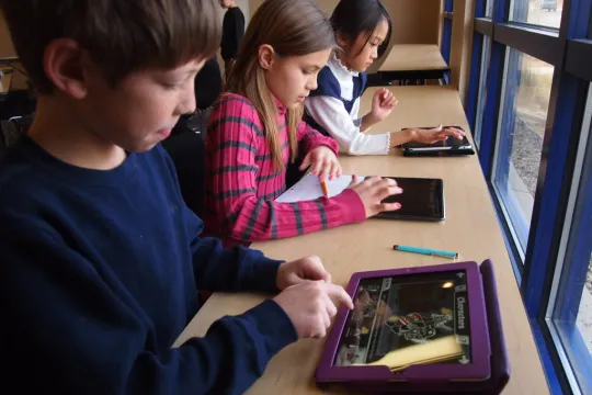 Leesonderwijs met e-readers in de eerste graad secundair onderwijs biedt mogelijkheden.