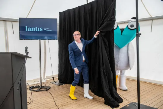 Minister Ben Weyts (N-VA) stelt Corneel van Oosterweel voor, de mascotte die de communicatie over Oosterweel vooruit moet helpen. 
