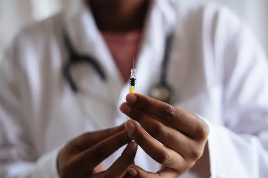 Studenten bieden een antwoord op de stijgende bezorgdheid rond de lage vaccinatiegraad bij etnische minderheden.