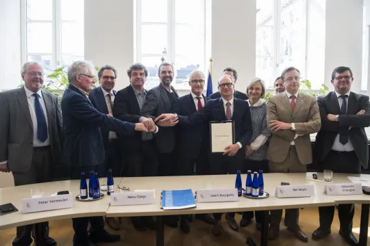 De voorstelling van het Toekomstverbond op 15 maart 2017 (v.l.n.r. Marc Van Peel, Wim Van Hees, Koen Kennis, Peter Vermeulen, Manu Claeys, Geert Bourgeois, Ben Weyts, Alexander D'Hooghe, Hilde Crevits, Liesbeth Homans, Bart De Wever, Bart Tommelein)