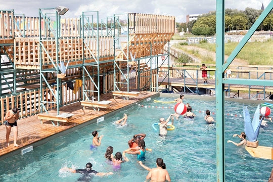 Flow, het tijdelijke zwembad van Pool is Cool in Brussel