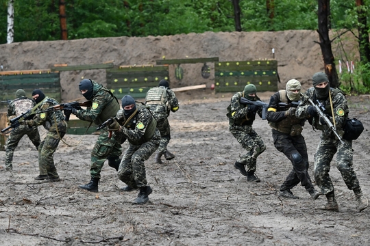 Vrijwillige militaire eenheden, als onderdeel van het Oekraïense leger, oefenen gevechtstechnieken nabij de stad Bucha.   