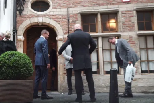 (Toenmalig) schepen van Ruimtelijke Ordening Rob Van de Velde (N-VA) buigt voor Erik Van der Paal.