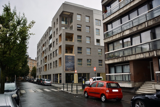 Nieuw project van Home Invest Belgium naast een oud sociaal appartementsgebouw in de Brusselse Kanaalzone.