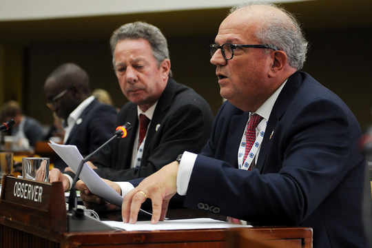 Alain Bernard (rechts), CEO van DEME, spreekt de Raad van de Zeebedautoriteit toe in februari 2019. Naast hem de Belgische ambassadeur Guy Sevrin.