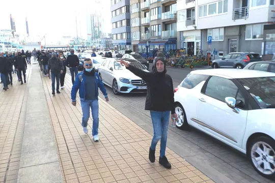 Andy Hendrickx maakt de alternatieve Hitlergroet tijdens een mars in Oostende.