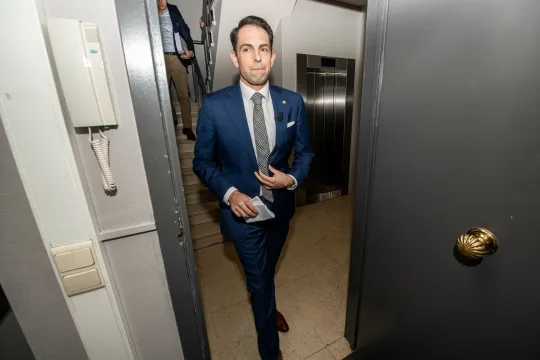 Tom Van Grieken komt het vertrek van Dries Van Langenhove uit de Kamer aankondigen