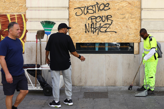 Dichtgetimmerd raam in Marseille met daarop graffiti 'Justice pour Nahel'