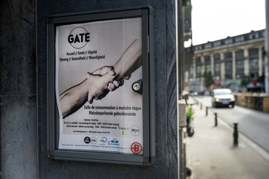 Gate reikt gemarginaliseerde en gecriminaliseerde drugsgebruikers de hand en slaagt er zo in contact te maken met een groep die anders onzichtbaar en van zorg verstoken blijft. 