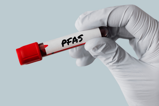Een buisje met bloed in waarop PFAS staat geschreven.