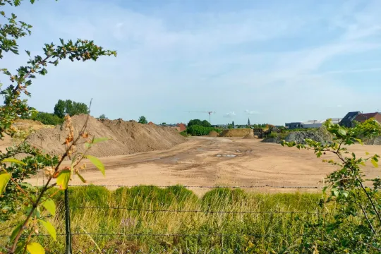 Grondwerken Heylen houdt zich niet aan de voorwaarden: op het terrein lag veel meer zand opgeslagen dan toegelaten.