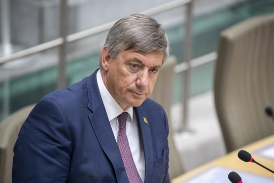 Vlaams minister-president Jan Jambon (N-VA) in het Vlaams Parlement. Hij draagt een blauw pak met een lichtpaarse das.