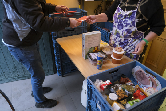 Persoon komt voeding halen bij de Gentse voedselbank.