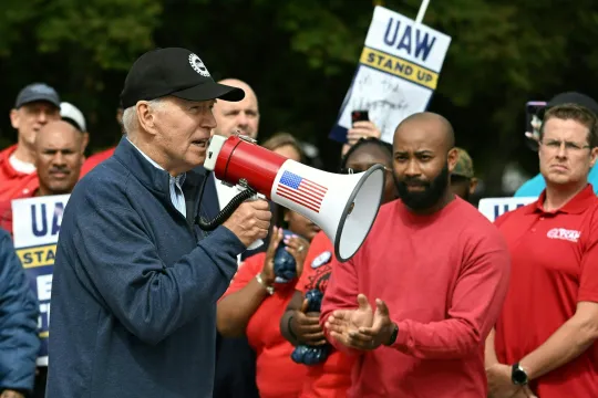 Amerikaans president Joe Biden spreekt een stakerspiket van UAW toe aan een fabriek van General Motors.