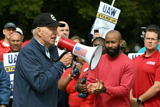Amerikaans president Joe Biden spreekt een stakerspiket van UAW toe aan een fabriek van General Motors.