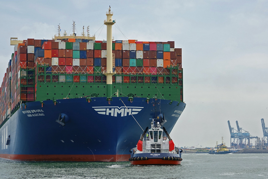 De HMM Algeciras, een van de grootste containerschepen, vaart de haven van Rotterdam binnen.