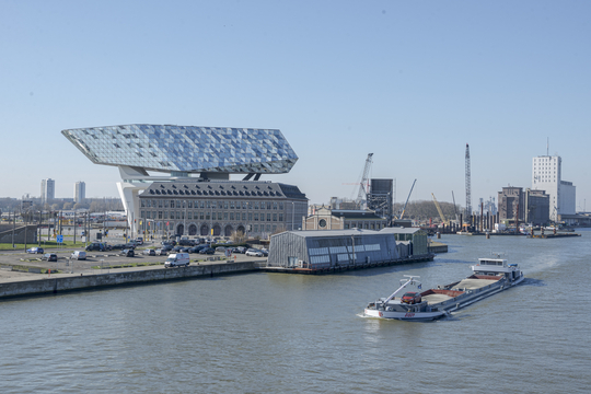 De Antwerpse Haven met op de achtergrond het Havenhuis