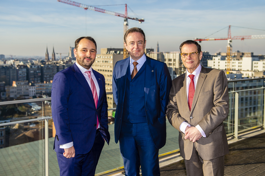 Kamerlid Michael Freilich, N-VA-voorzitter Bart De Wever en Antwerps gemeenteraadslid André Gantman (allen N-VA) poseren op het terras van het Lindner Hotel in Antwerpen.