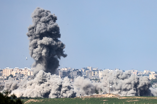 Een rookpluim boven de Gazastrook na een Israëlisch bombardement.