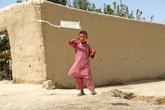 In 'Children’s Game #10' toont Francis Alÿs een jongetje dat in 2011 met een vlieger speelt in Papalote Balkh, in Afghanistan. De Taliban heeft vliegeren ondertussen verboden. 