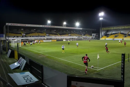 Een vriendschappelijke voetbalwedstrijd tussen SC Lokeren-Temse en RFC Seraing in het Daknamstadion in Lokeren in januari 2021.