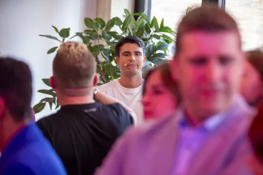 Conner Rousseau (Vooruit) tijdens een evenement van zijn partij, vakbond ABVV en de Socialistische Mutualiteiten in april 2022.
