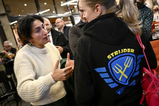 Vlaams minister van Omgeving Zuhal Demir (N-VA) spreekt met een delegatie van de boerenactiegroep Farmers Defence Force tijdens een bijeenkomst van de lokale N-VA-afdeling in Aartselaar eind oktober 2023.