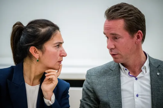 Vlaams omgevingsminister Zuhal Demir (N-VA) in gesprek met landbouwminister Jo Brouns (CD&V) bij de voorstelling van het Vlaamse stikstofakkoord.