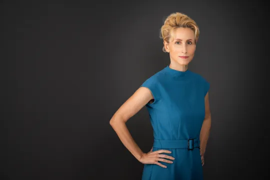 Professor Nicole Boivin poseert voor een zwarte achtergrond.