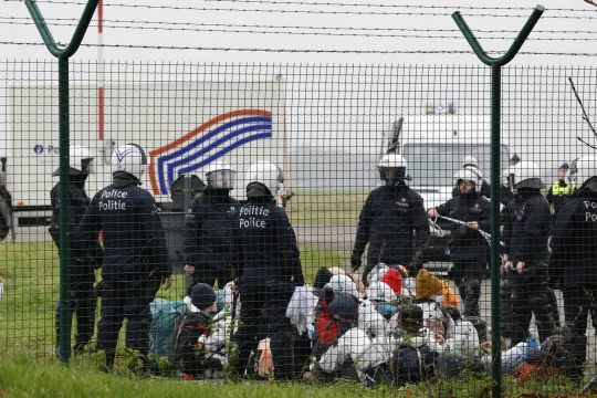 Klimaatactivisten van Code Rood worden opgepakt door de politie.