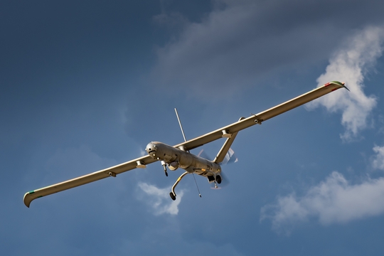 Een Hermes 450-drone van het Israëlische leger, geproduceerd door Elbit, vliegt door het luchtruim.