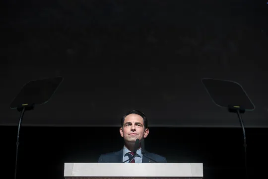 Vlaams Belang-voorzitter Tom Van Grieken speecht op een partijcongres. 