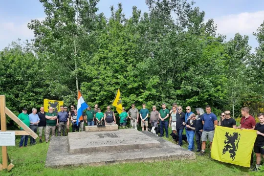 De Werkgroep Kesterheide, Dries Van Langenhove (vijfde van rechts) staan met sympathisanten rond het praalgraf van VNV-leider Staf De Clercq op de Kesterheide.