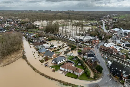 Een luchtbeeld van een overstroomde woonwijk en velden in de Denderstreek nabij Geraardsbergen.