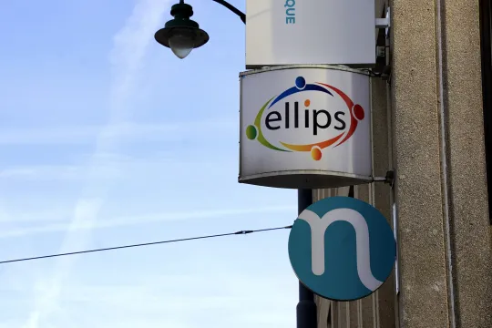 Uithangborg met het logo van vzw Ellips.a
