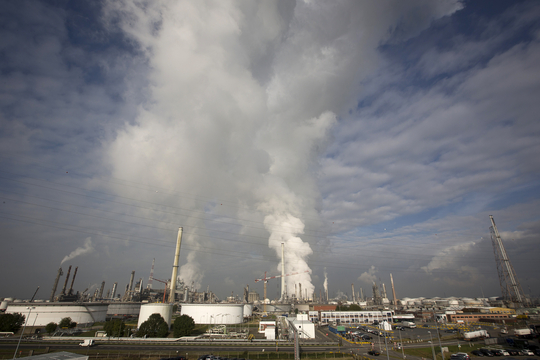 Een rookpluim boven de raffinaderij van ExxonMobil in de haven van Antwerpen.