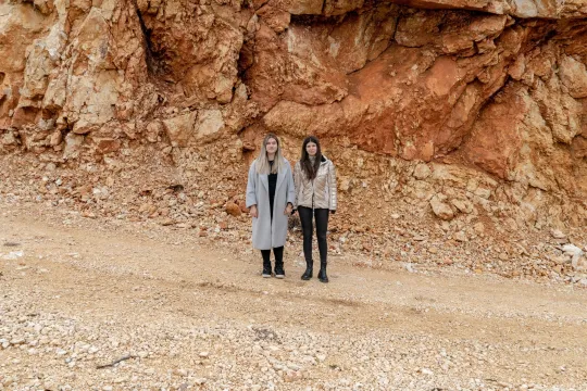 Activisten Sunčica Kovačević en Sara Tuševljak op de toegangsweg naar de waterkrachtcentrales van Green Invest.