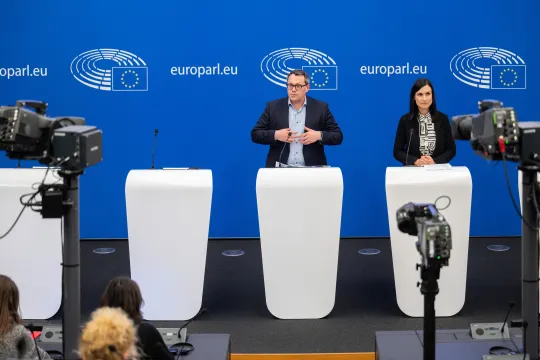 Rapporteur Tiemo Wölken tijdens de persconferentie over de richtlijn tegen SLAPP.