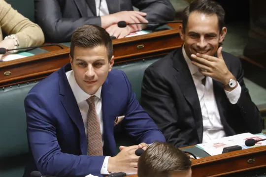 Dries Van Langenhove en Tom Van Grieken in de Kamer. 