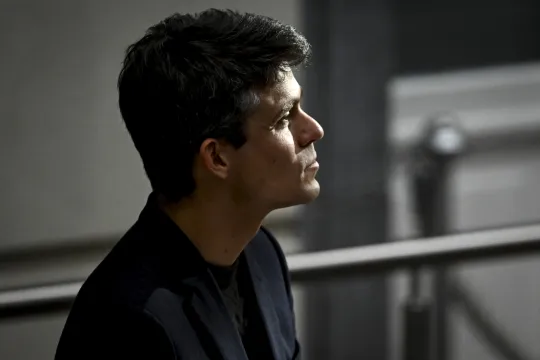 Portret van Vlaamse mediaminister Benjamin Dalle (CD&V) die naar links kijkt.