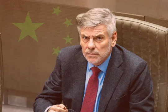 Beeldmontage met portret Filip Dewinter (Vlaams Belang) en een Chinese vlag op de achtergrond.